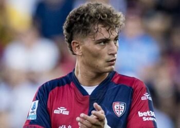 Sebastiano Esposito con la maglia del Cagliari