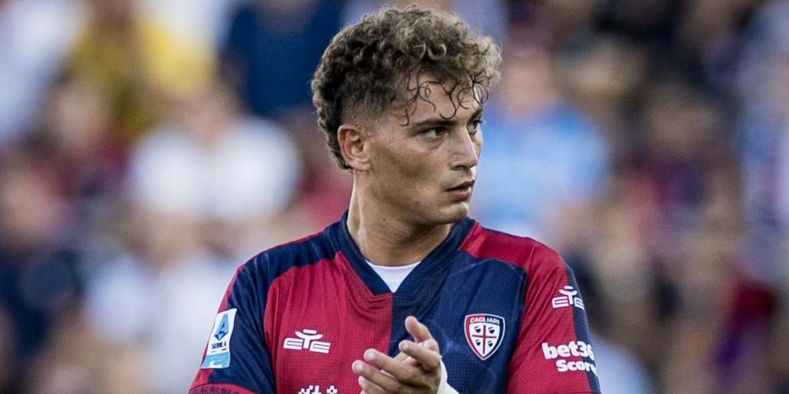 Sebastiano Esposito con la maglia del Cagliari